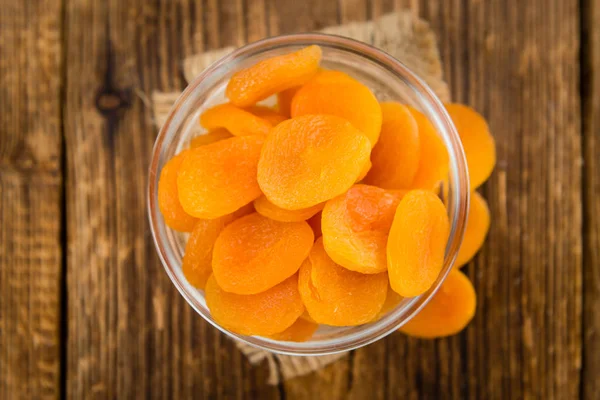Сушеные абрикосы на столе — стоковое фото