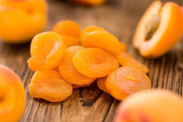 Часть свежих сушеных абрикосов — стоковое фото