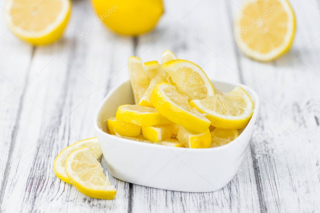 https://st3.depositphotos.com/1364913/16127/i/950/depositphotos_161270514-stock-photo-fresh-lemon-slices-in-bowl.jpg