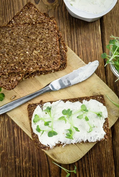 Кусок хлеба с крессом и сливочным сыром — стоковое фото