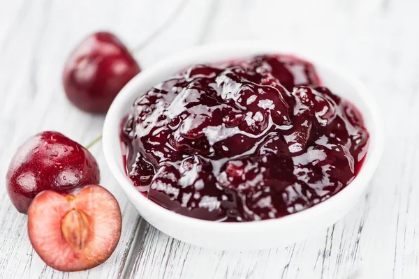 Confiture de cerises dans un bol blanc — Photo