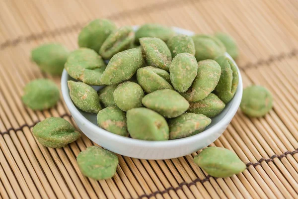 Peanuts with wasabi flavor — Stock Photo, Image