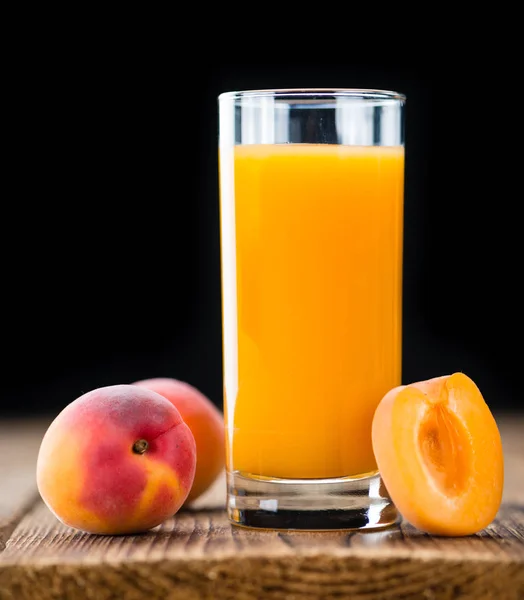 Свежий сладкий абрикосовый сок — стоковое фото