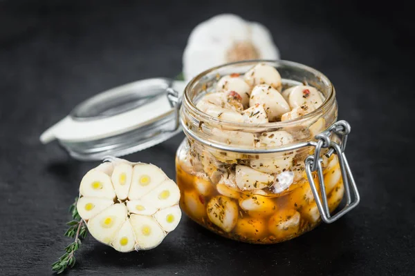 Eingelegter Knoblauch mit Kräutern — Stockfoto