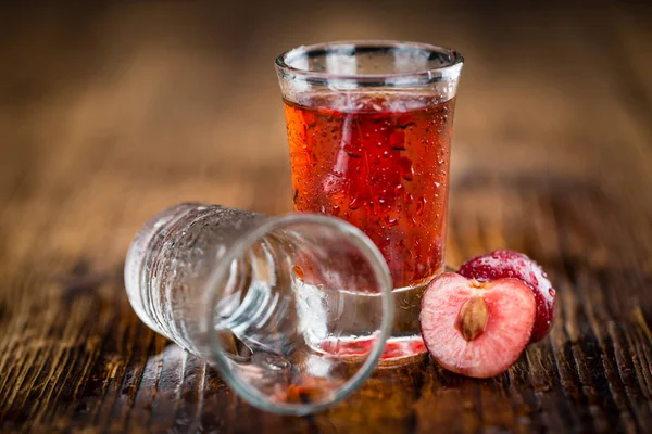 Kirschlikör im Schrotglas — Stockfoto