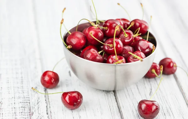 Cherries in bowl on table — Stock Photo, Image
