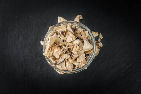 Сушеные белые грибы — стоковое фото