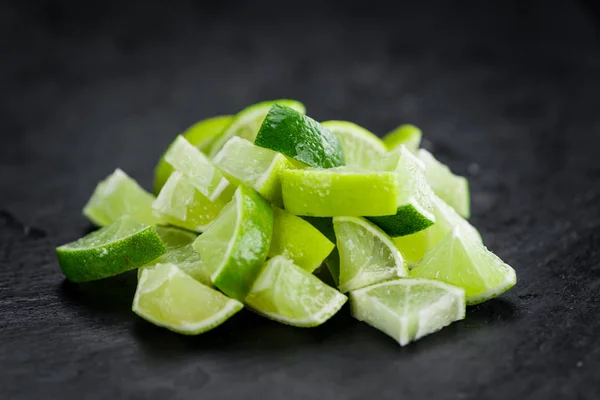 Portion geschnittene Limetten — Stockfoto