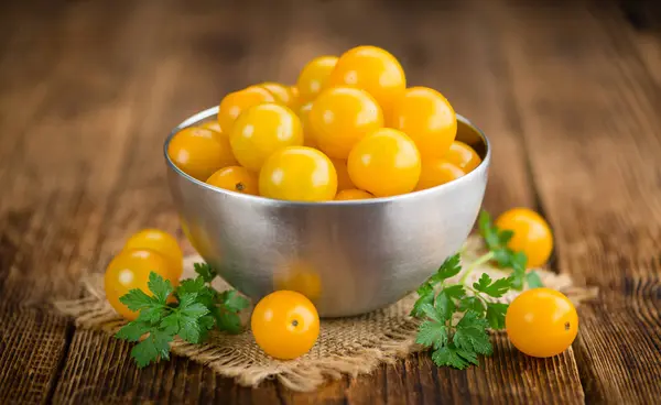 Tomates sur une vieille table en bois — Photo