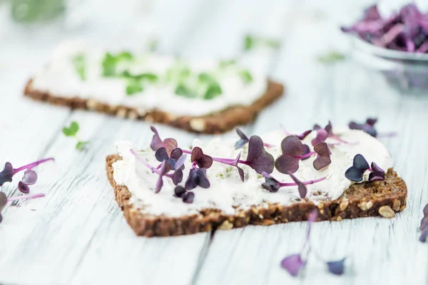 Kromkę chleba, zwieńczona świeżych Cress — Zdjęcie stockowe