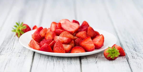 Aardbeien op rustieke houten achtergrond — Stockfoto