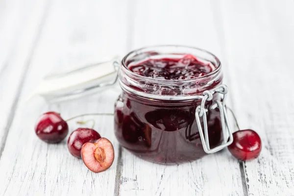 Confiture de cerises sur la table — Photo