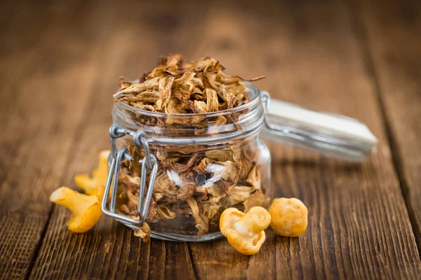 Chanterelles sobre fondo rústico de madera — Foto de Stock