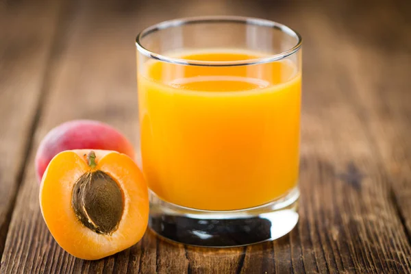 Немного домашнего абрикосового сока — стоковое фото