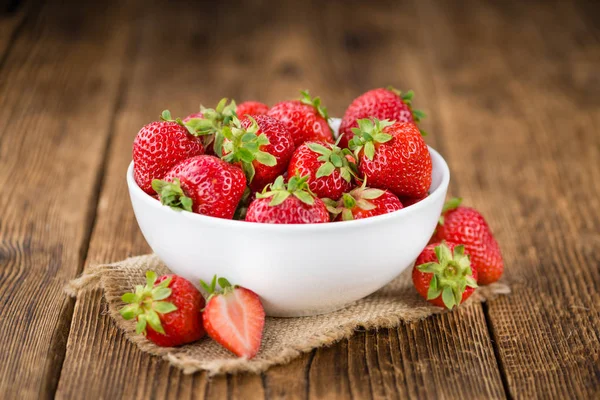 Aardbeien op een vintage houten tafel — Stockfoto