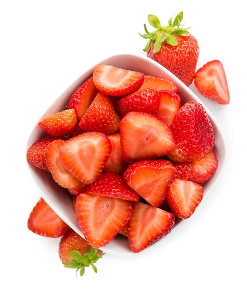 Gesneden aardbeien geïsoleerd — Stockfoto
