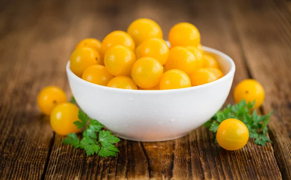 Tomates jaunes sur la table — Photo