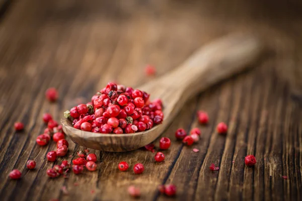 Pink Peppercorns pe un fundal vintage — Fotografie, imagine de stoc