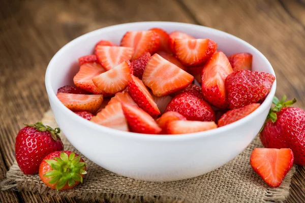 Aardbeien op rustieke houten achtergrond — Stockfoto