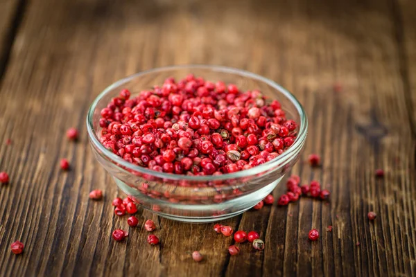 Peppercorns rosa sobre un fondo vintage —  Fotos de Stock