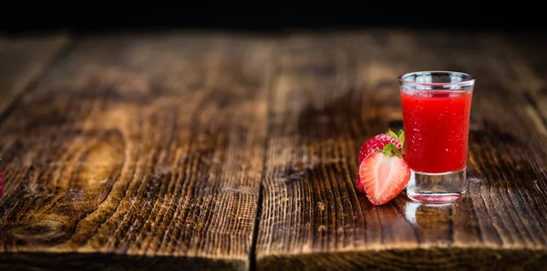 Hausgemachter Erdbeerlikör — Stockfoto