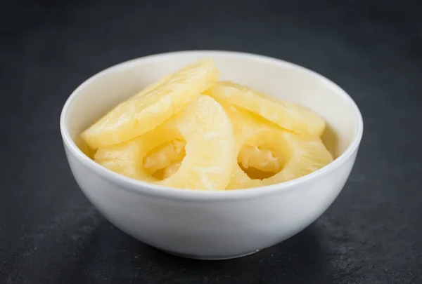 Bewaarde ananas ringen — Stockfoto