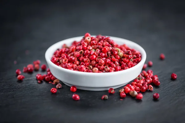 Portion konservierte rosa Pfefferkörner — Stockfoto