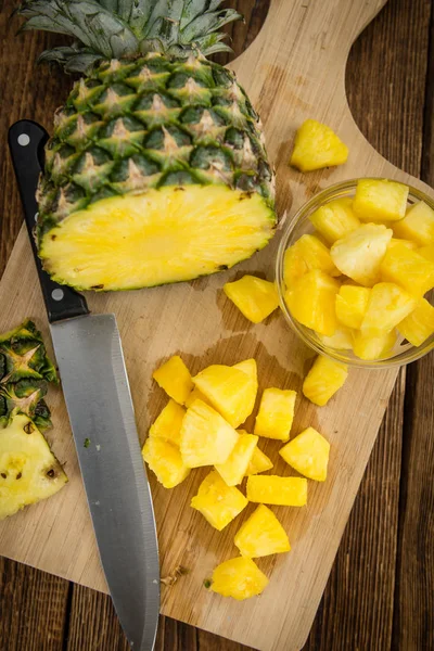 Сырой нарезанный ананас — стоковое фото