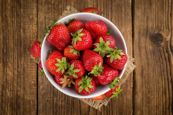 新鲜成熟的草莓的部分 — 图库照片