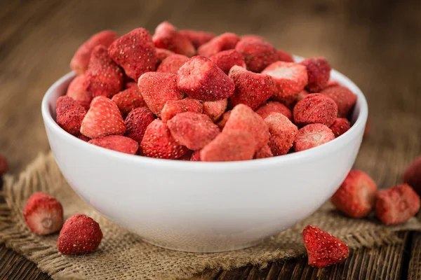 Zelfgemaakte gedroogde aardbeien — Stockfoto