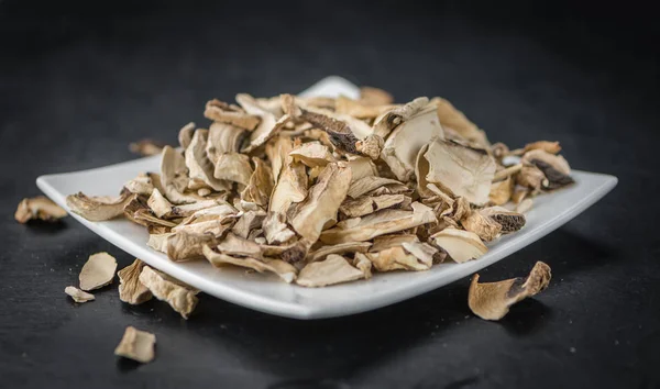 Gedeelte van gedroogde witte champignons — Stockfoto