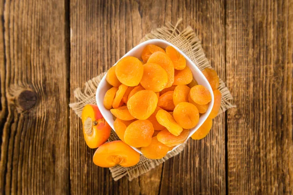 Часть свежих сушеных абрикосов — стоковое фото