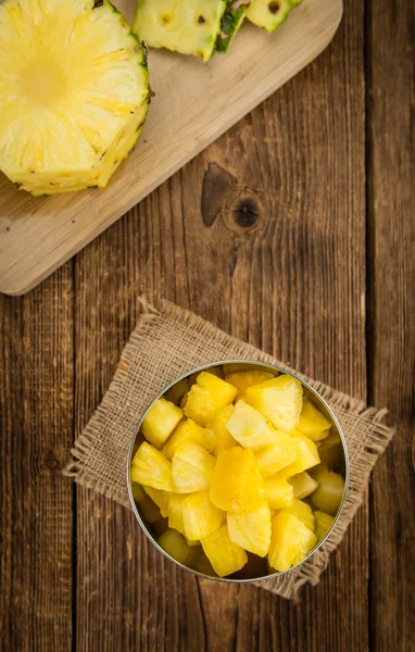 Свежий нарезанный ананас — стоковое фото