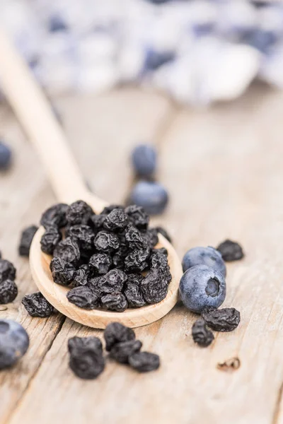 Gedroogde bosbessen op houten tafel — Stockfoto