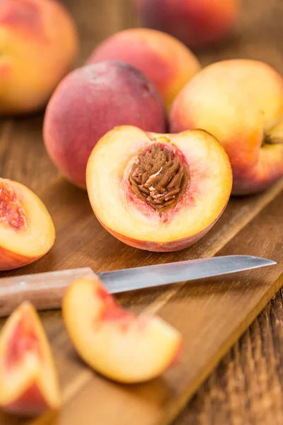 Perziken op een oud houten tafel — Stockfoto