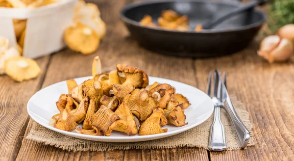 Chanterelles on rustic wooden background — Stock Photo, Image