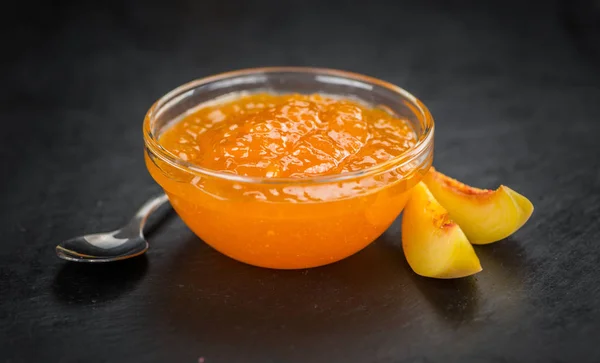 Порция свежего персикового джема — стоковое фото