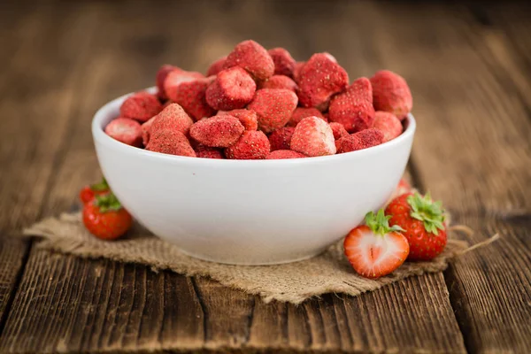 Gedeelte van verse gedroogde aardbeien — Stockfoto