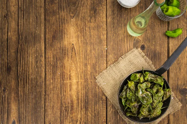 Pimientos de Padron sobre fundo de madeira — Fotografia de Stock