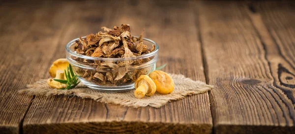 Chanterelles em uma mesa de madeira velha — Fotografia de Stock