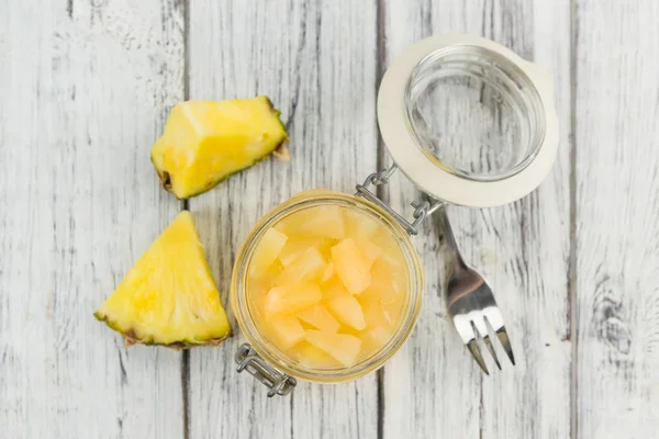 Ananas tritato sul tavolo — Foto Stock
