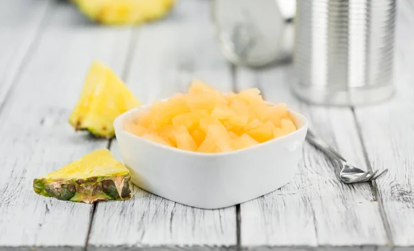 Ananas tritato sul tavolo — Foto Stock