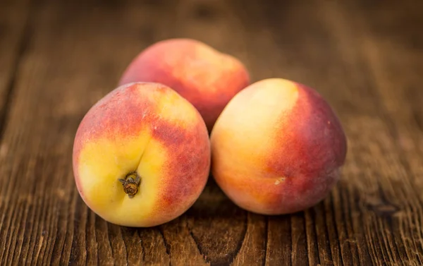 Частина свіжих персиків — стокове фото