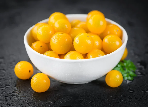 Quelques tomates jaunes fraîches — Photo