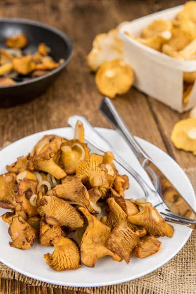 Chanterelles no fundo de madeira rústica — Fotografia de Stock