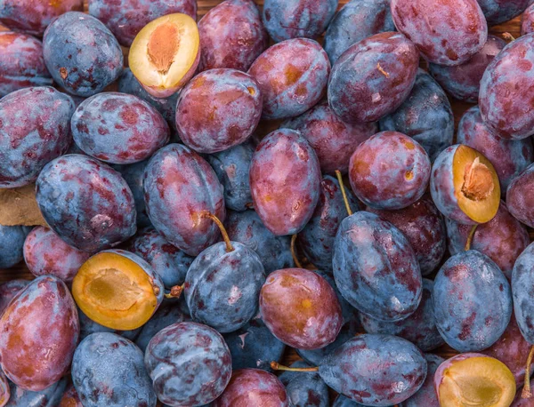Plums on a vintage background — Stock Photo, Image