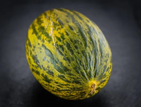 Futuro-Melonen auf einer alten Schieferplatte — Stockfoto