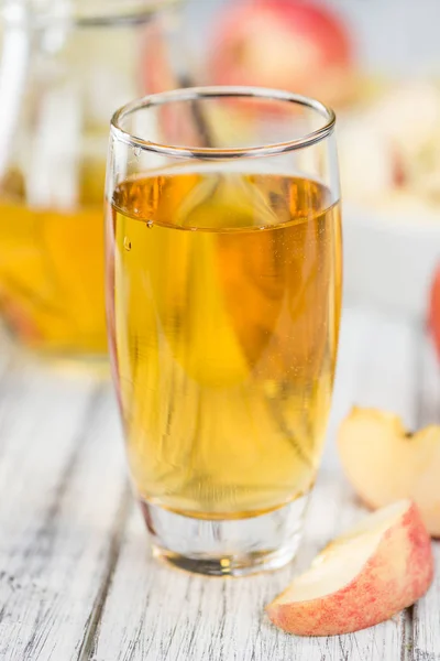 Cidre de pomme sur une vieille table en bois — Photo