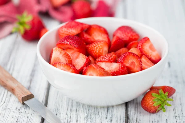 质朴的背景上的新鲜制作的切片草莓 — 图库照片