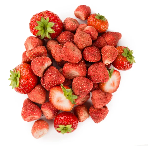 Gedeelte van gedroogd aardbeien op witte geïsoleerd — Stockfoto